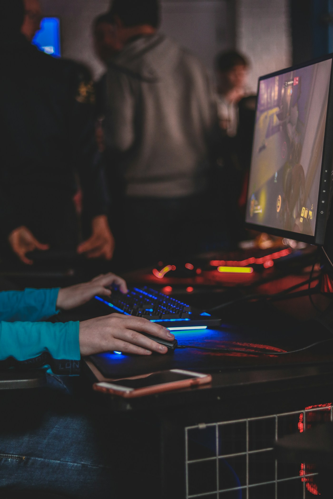 Gamer an einem farbig beleuchteten Computer-Setup